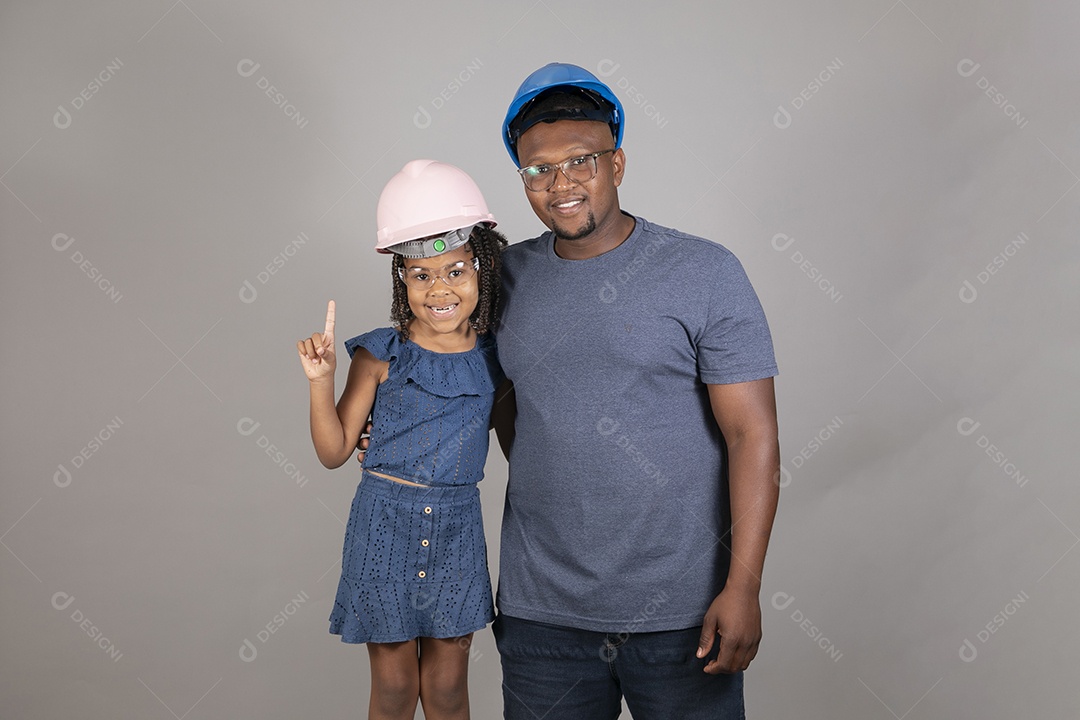 Lindo pai construtor ao lado de sua filha felizes fundo isolado branco