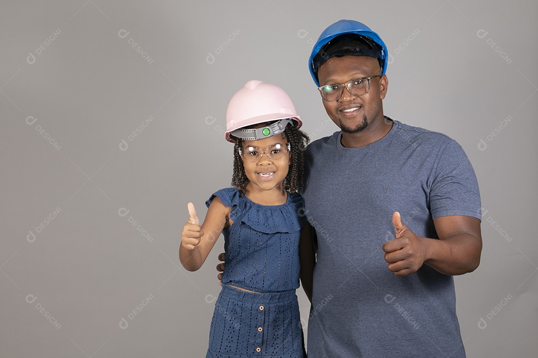 Lindo pai construtor ao lado de sua filha felizes fundo isolado branco