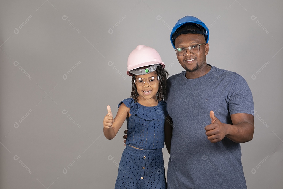 Lindo pai ao lado de sua filha felizes fundo isolado branco