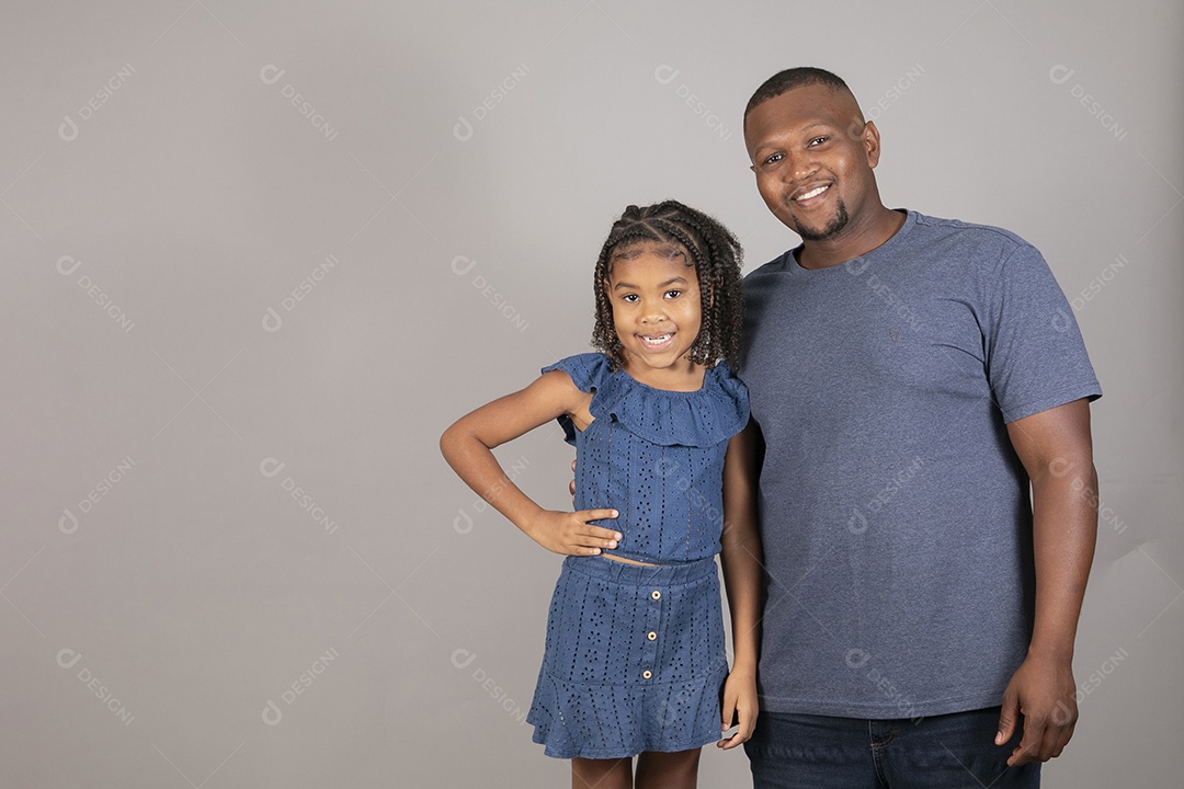 Lindo pai ao lado de sua filha felizes fundo isolado branco