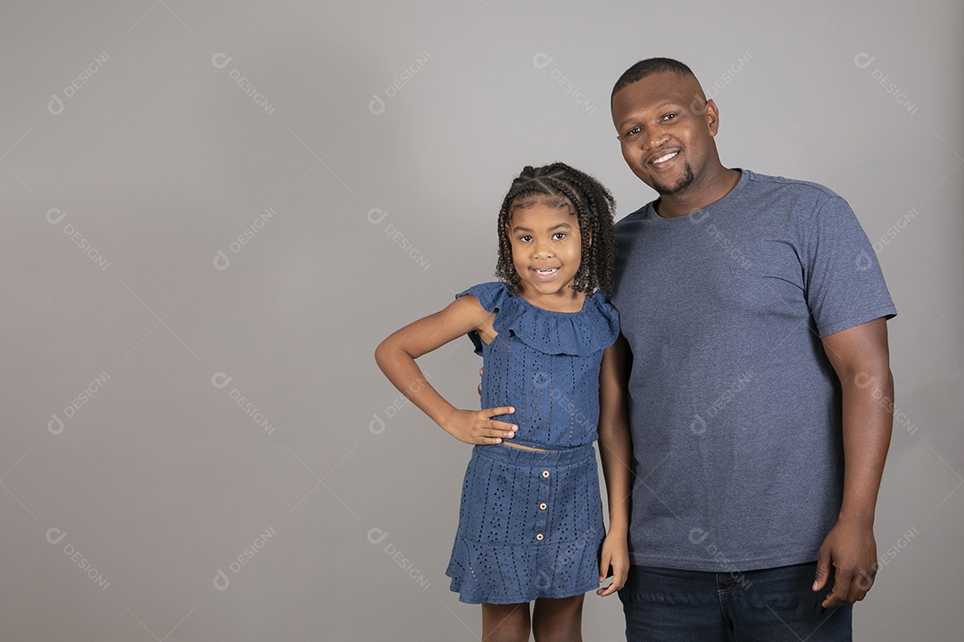 Lindo pai ao lado de sua filha felizes fundo isolado branco