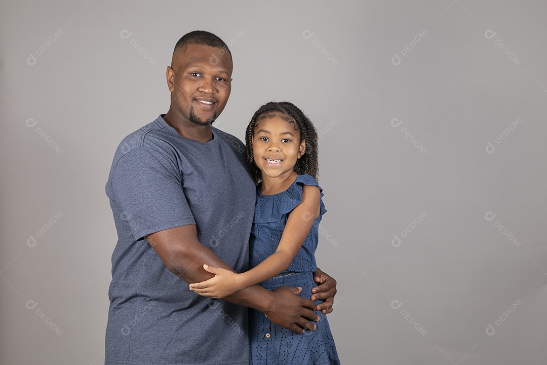 Lindo pai ao lado de sua filha felizes fundo isolado branco