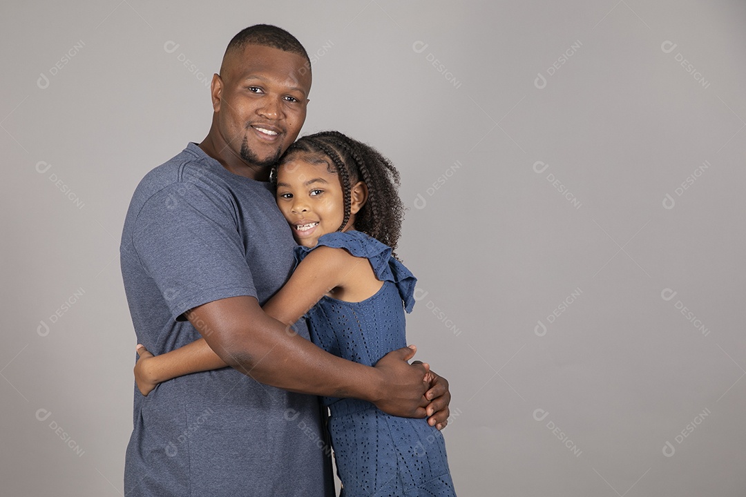 Lindo pai ao lado de sua filha felizes fundo isolado branco