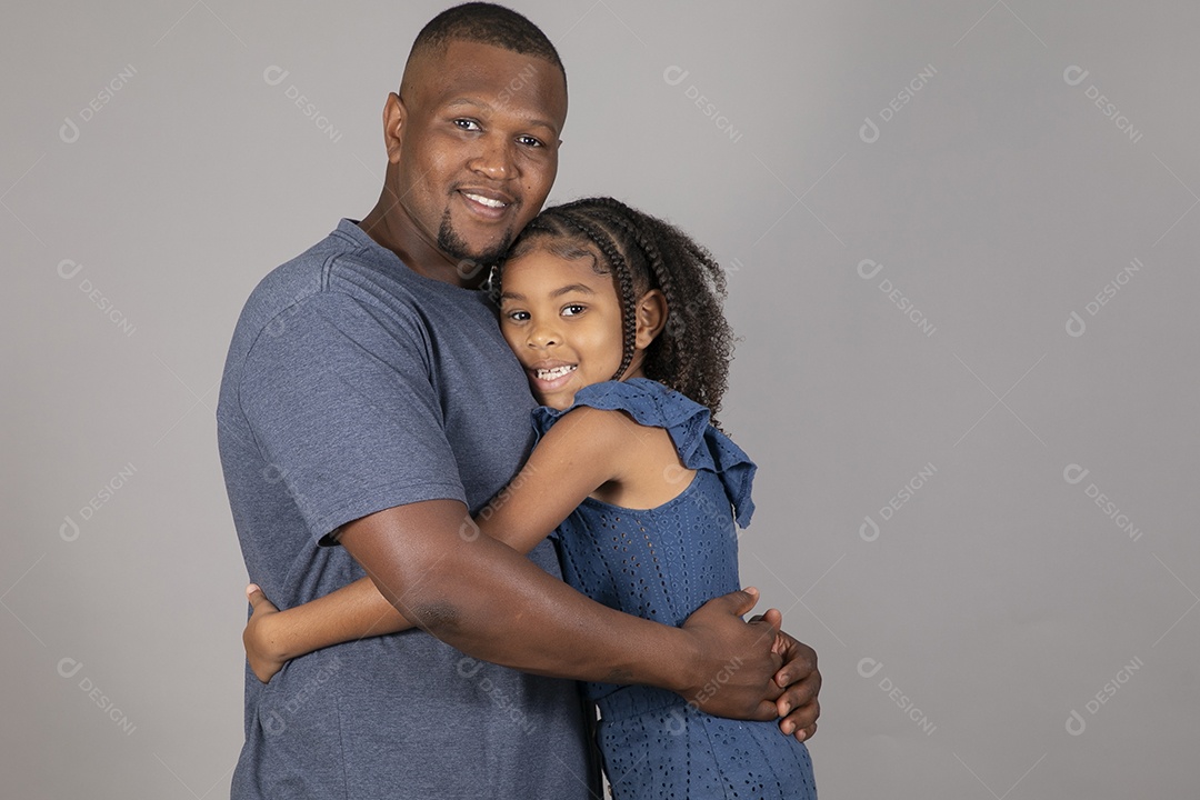 Lindo pai ao lado de sua filha felizes fundo isolado branco