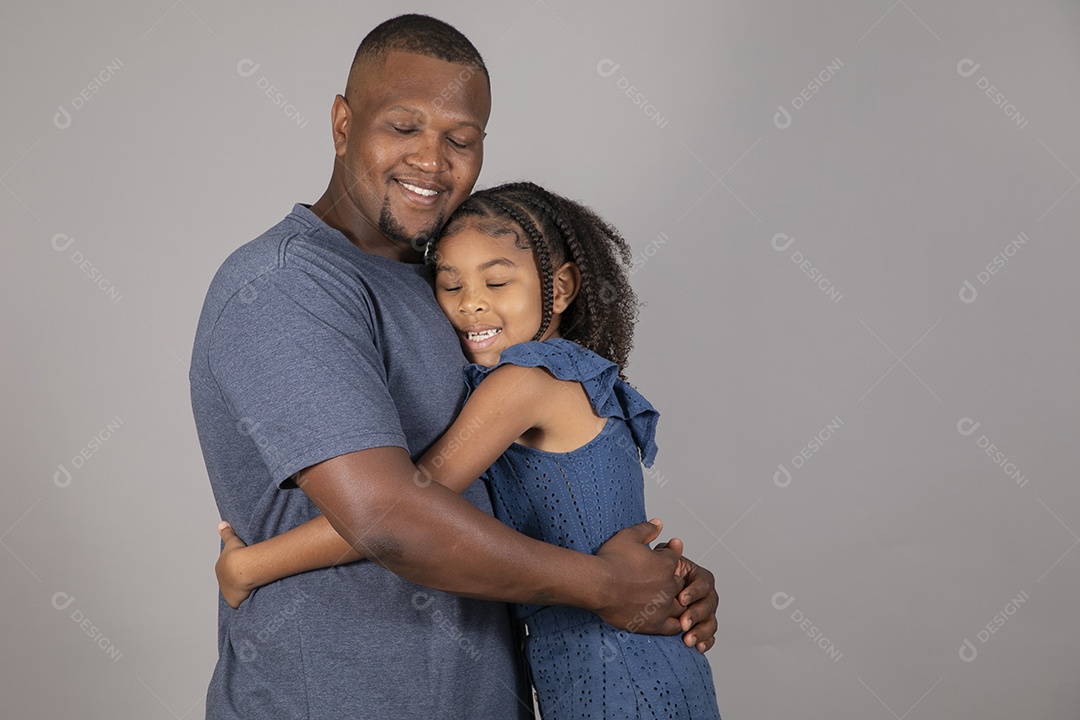 Lindo pai ao lado de sua filha felizes fundo isolado branco