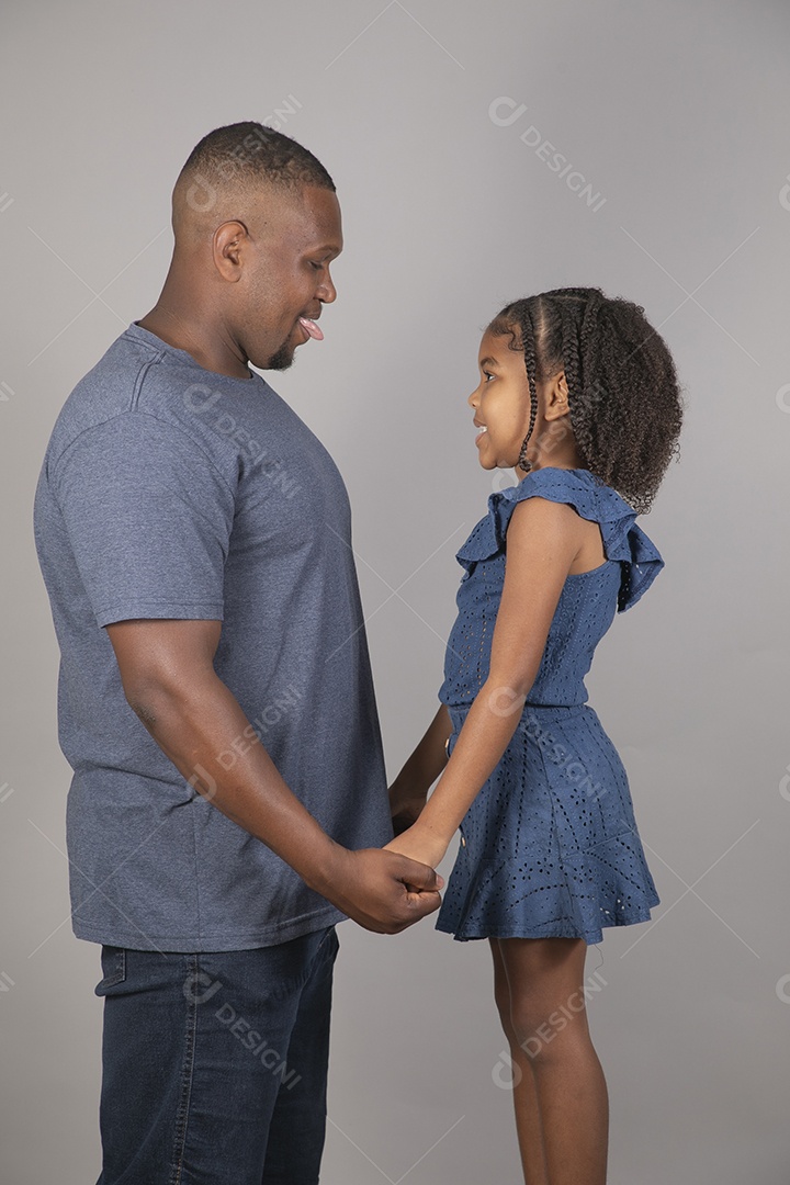 Lindo pai ao lado de sua filha felizes fundo isolado branco