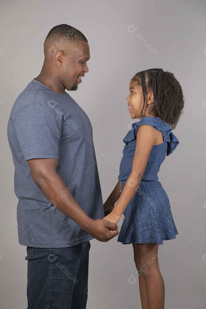 Lindo pai ao lado de sua filha felizes fundo isolado branco