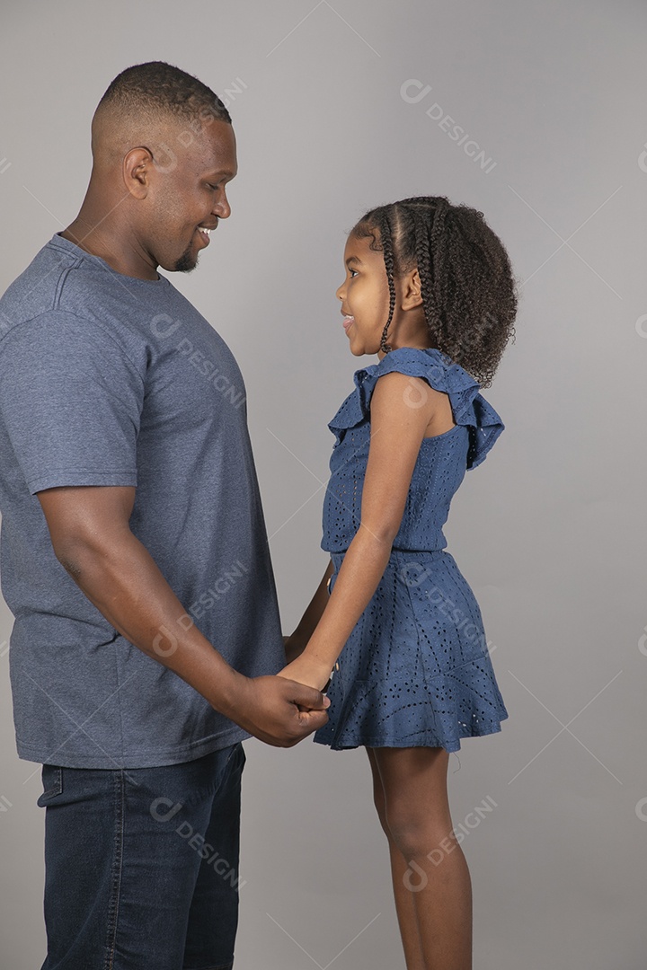 Lindo pai ao lado de sua filha felizes fundo isolado branco