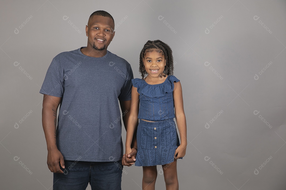 Lindo pai ao lado de sua filha felizes fundo isolado branco