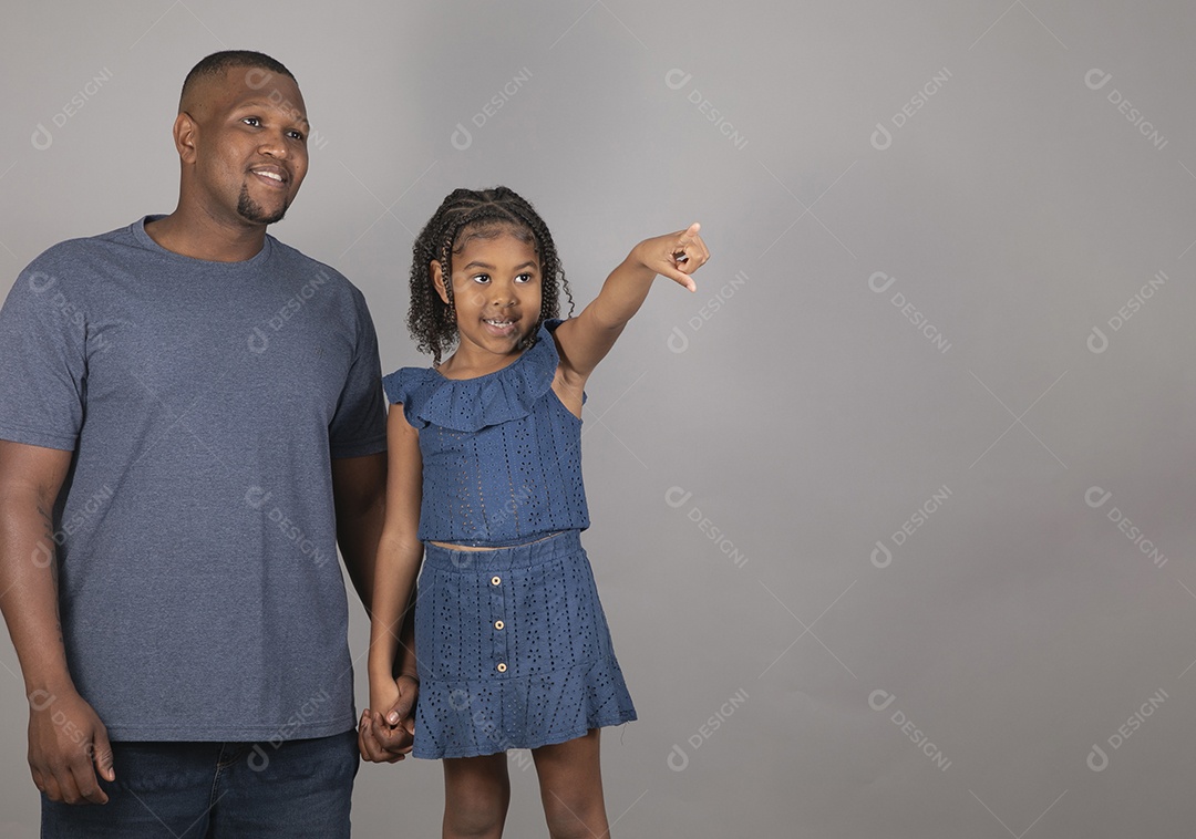 Lindo pai ao lado de sua filha felizes fundo isolado branco