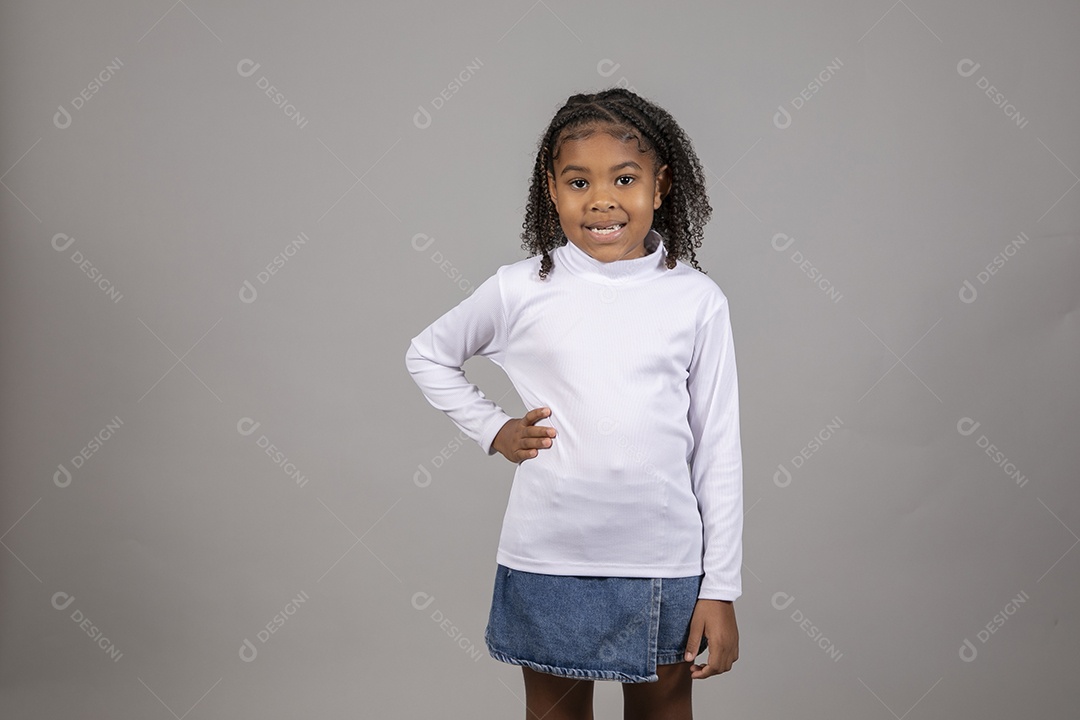 Linda garotinha morena sorridente fundo isolado branco