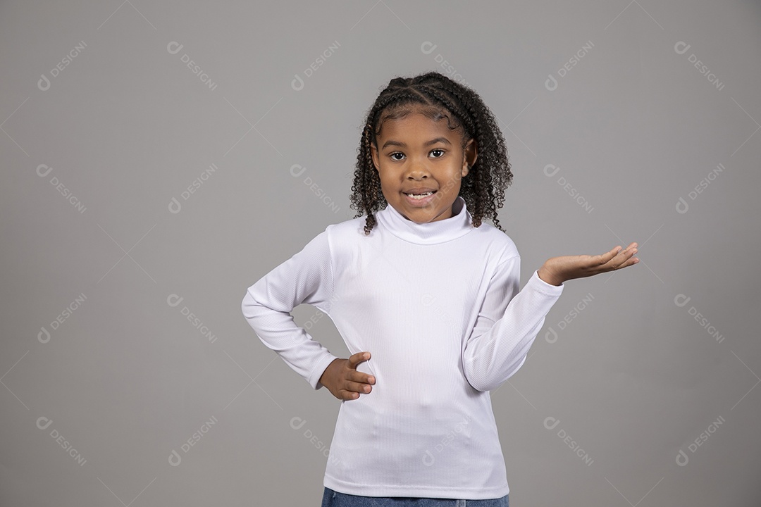 Linda garotinha morena sorridente fundo isolado branco