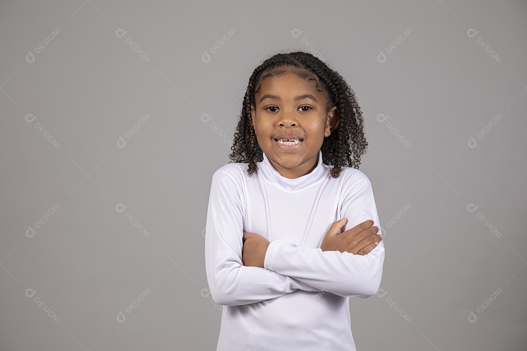 Linda garotinha morena sorridente fundo isolado branco