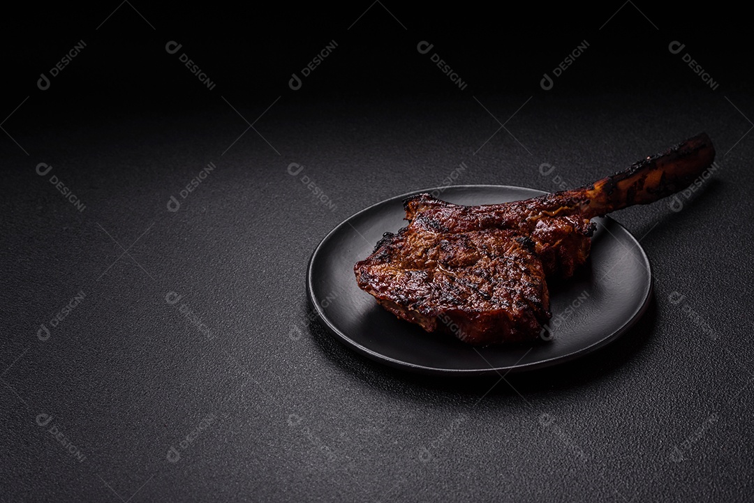 A imagem mostra um Tomahawk Steak, um corte de carne bovina reconhecível pelo seu longo osso da costela