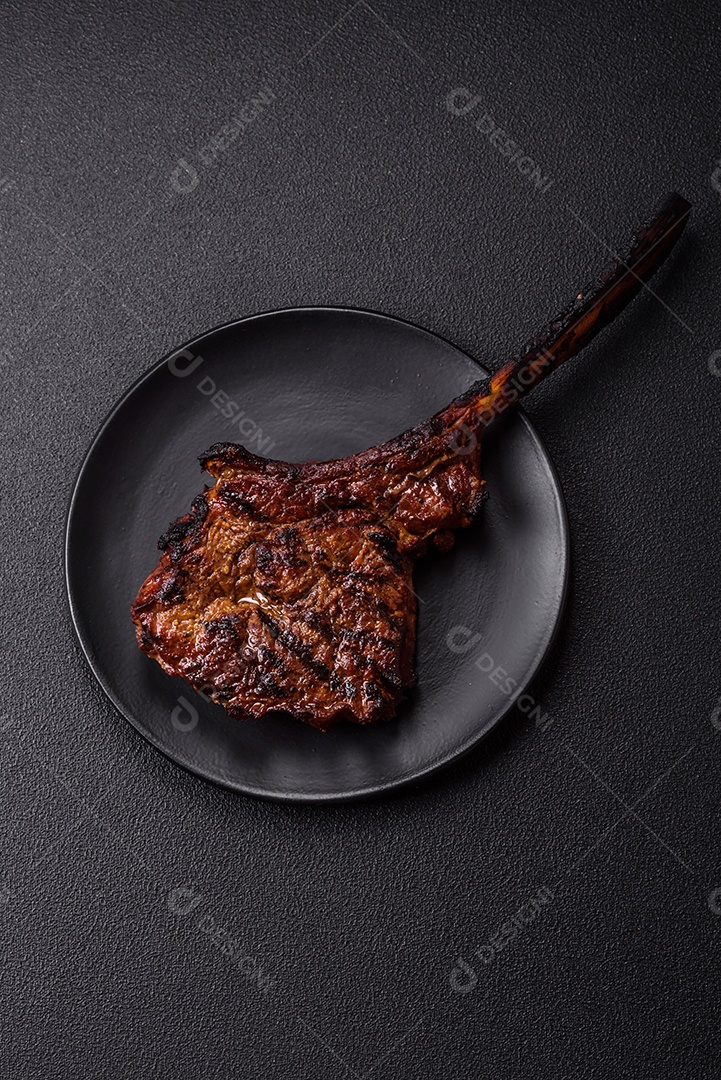 A imagem mostra um Tomahawk Steak, um corte de carne bovina reconhecível pelo seu longo osso da costela