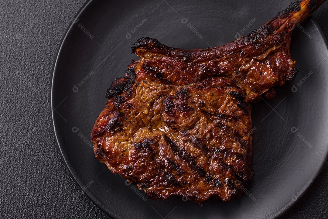 A imagem mostra um Tomahawk Steak, um corte de carne bovina reconhecível pelo seu longo osso da costela
