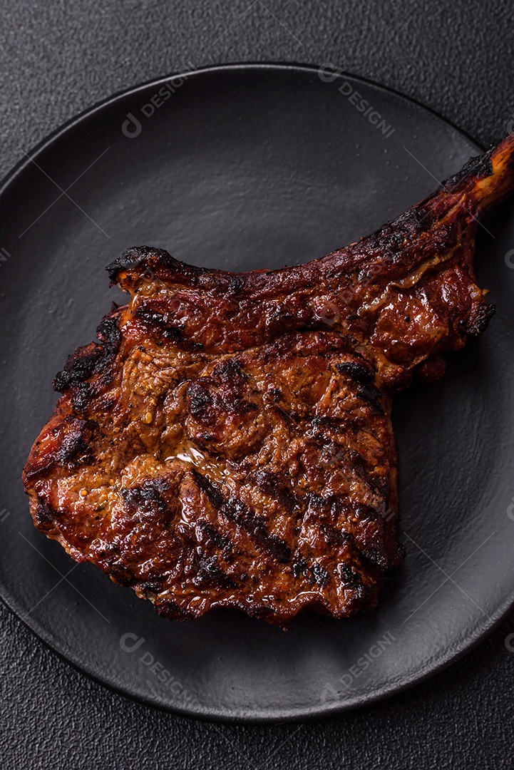 A imagem mostra um Tomahawk Steak, um corte de carne bovina reconhecível pelo seu longo osso da costela