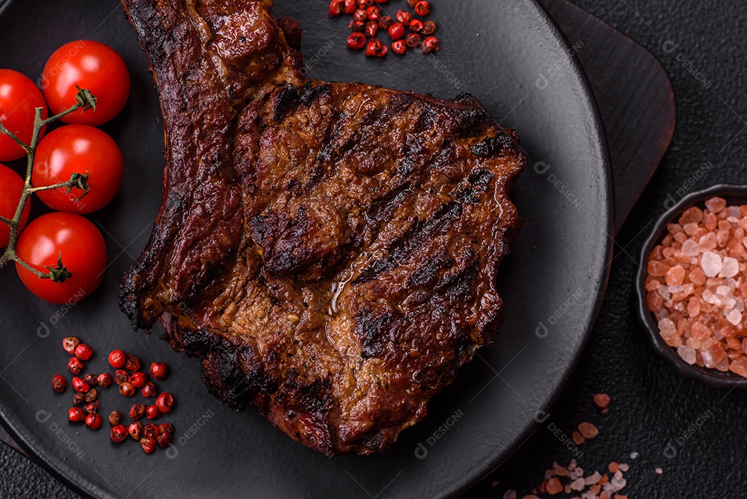 A imagem mostra um Tomahawk Steak, um corte de carne bovina reconhecível pelo seu longo osso da costela