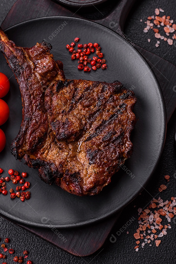A imagem mostra um Tomahawk Steak, um corte de carne bovina reconhecível pelo seu longo osso da costela