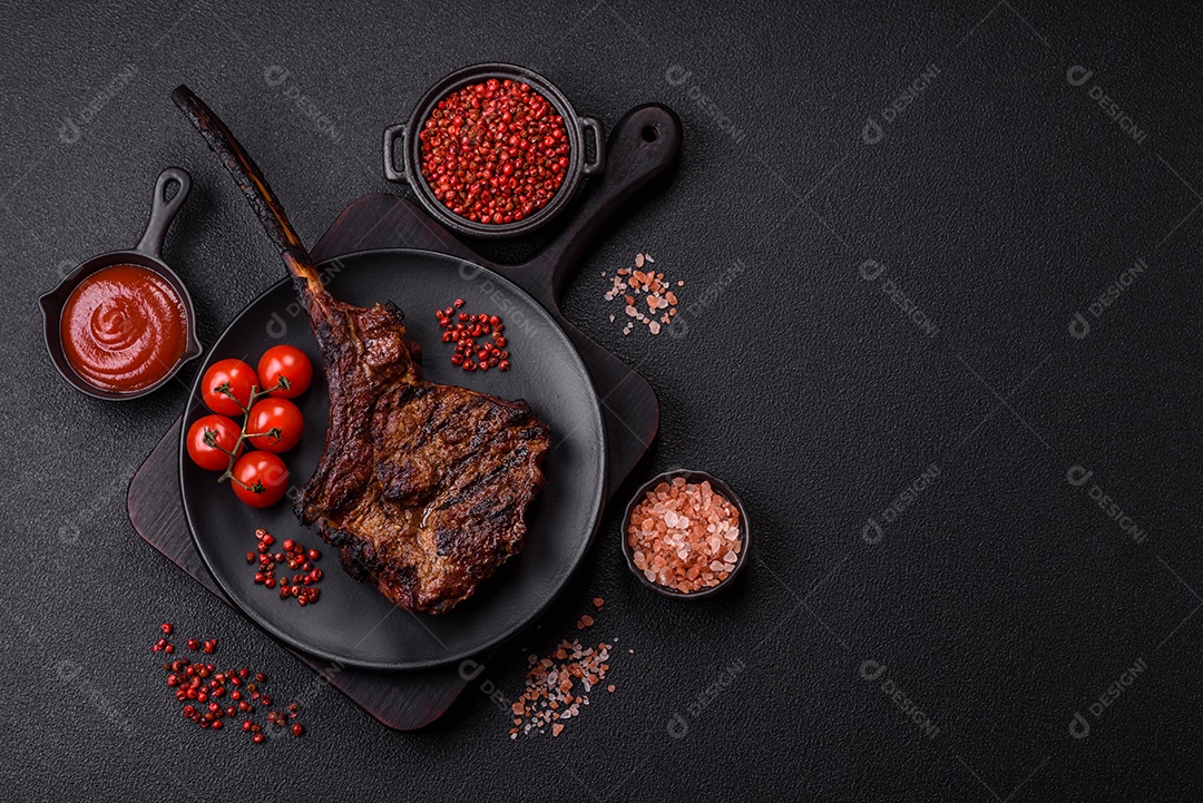 A imagem mostra um Tomahawk Steak, um corte de carne bovina reconhecível pelo seu longo osso da costela