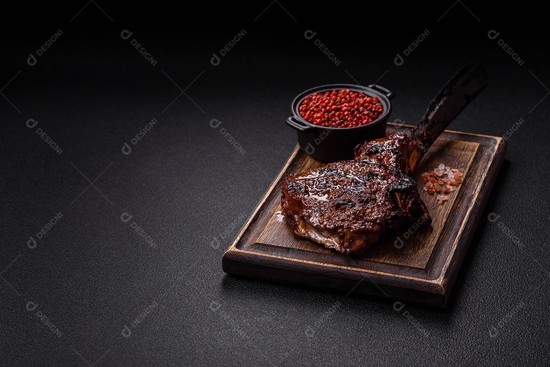 A imagem mostra um Tomahawk Steak, um corte de carne bovina reconhecível pelo seu longo osso da costela