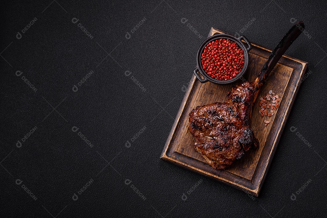 A imagem mostra um Tomahawk Steak, um corte de carne bovina reconhecível pelo seu longo osso da costela