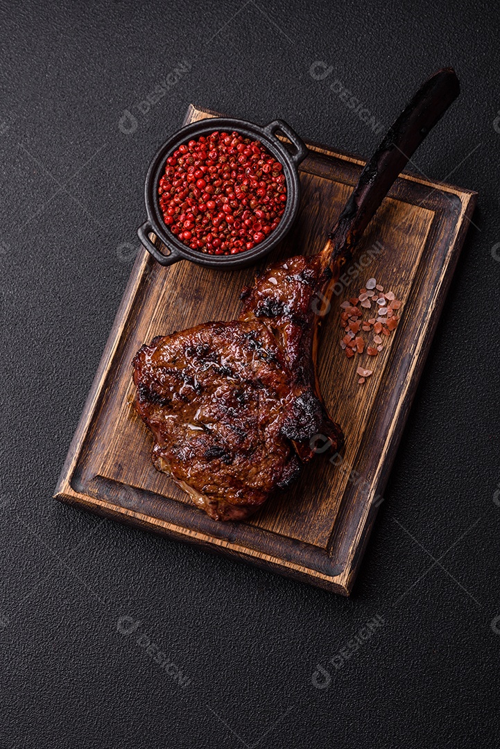 A imagem mostra um Tomahawk Steak, um corte de carne bovina reconhecível pelo seu longo osso da costela