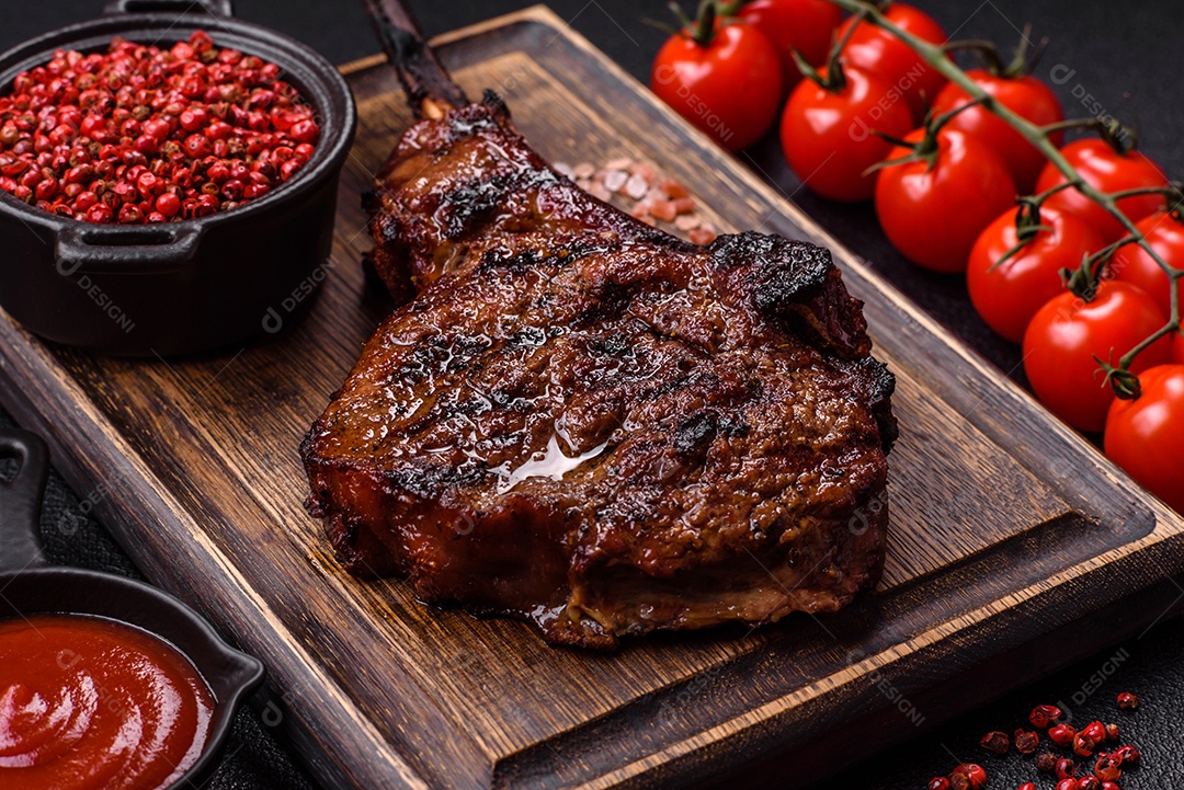 A imagem mostra um Tomahawk Steak, um corte de carne bovina reconhecível pelo seu longo osso da costela