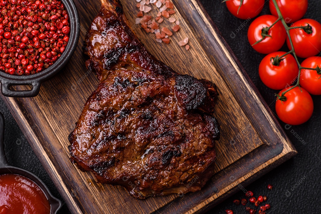A imagem mostra um Tomahawk Steak, um corte de carne bovina reconhecível pelo seu longo osso da costela