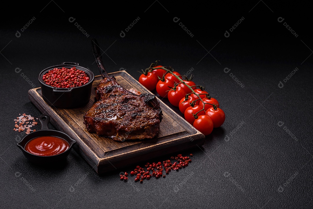 A imagem mostra um Tomahawk Steak, um corte de carne bovina reconhecível pelo seu longo osso da costela