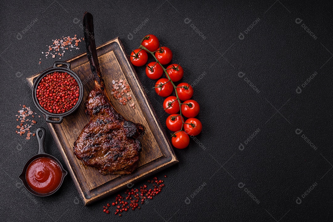 A imagem mostra um Tomahawk Steak, um corte de carne bovina reconhecível pelo seu longo osso da costela