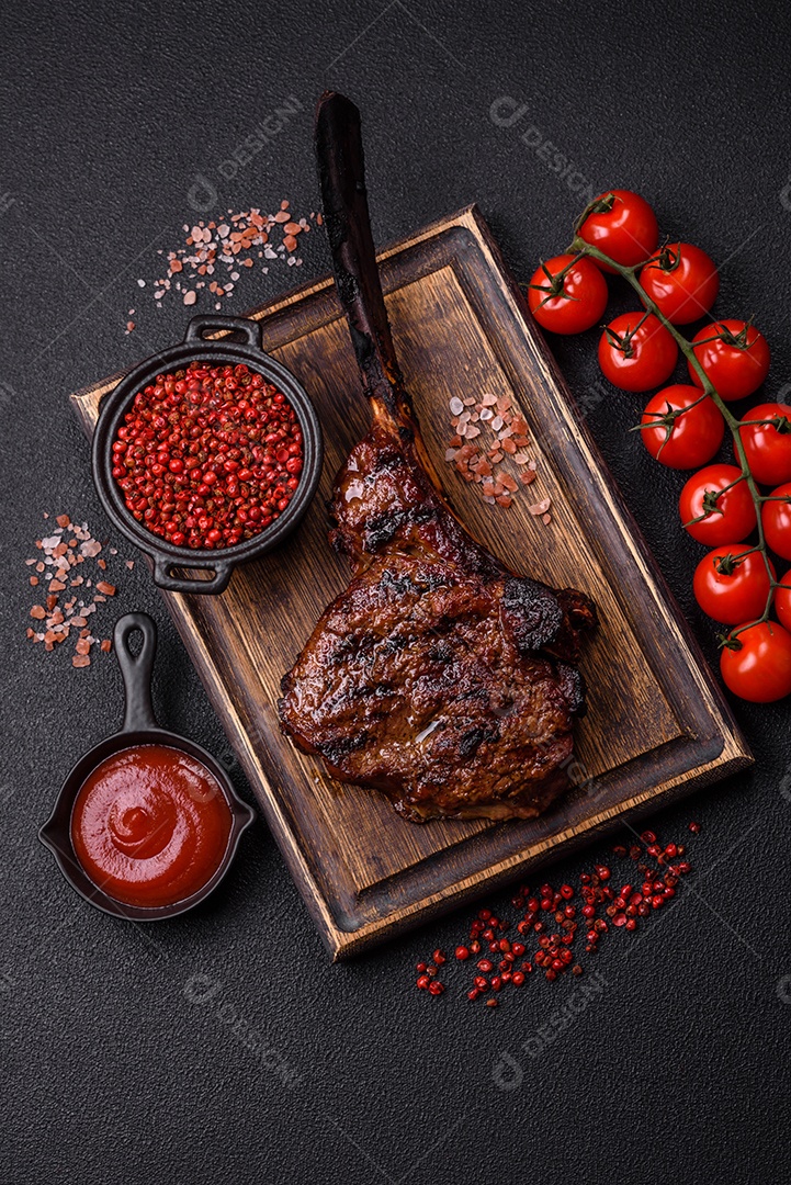 A imagem mostra um Tomahawk Steak, um corte de carne bovina reconhecível pelo seu longo osso da costela
