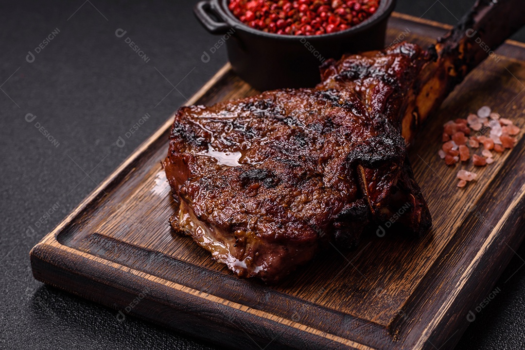 A imagem mostra um Tomahawk Steak, um corte de carne bovina reconhecível pelo seu longo osso da costela