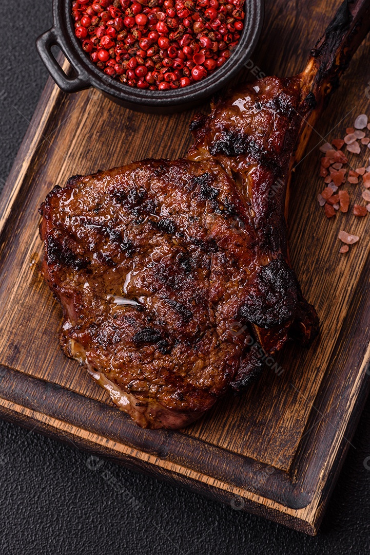 A imagem mostra um Tomahawk Steak, um corte de carne bovina reconhecível pelo seu longo osso da costela