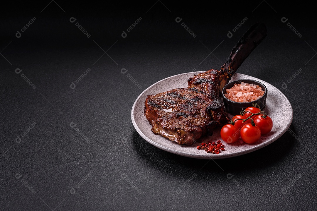 A imagem mostra um Tomahawk Steak, um corte de carne bovina reconhecível pelo seu longo osso da costela