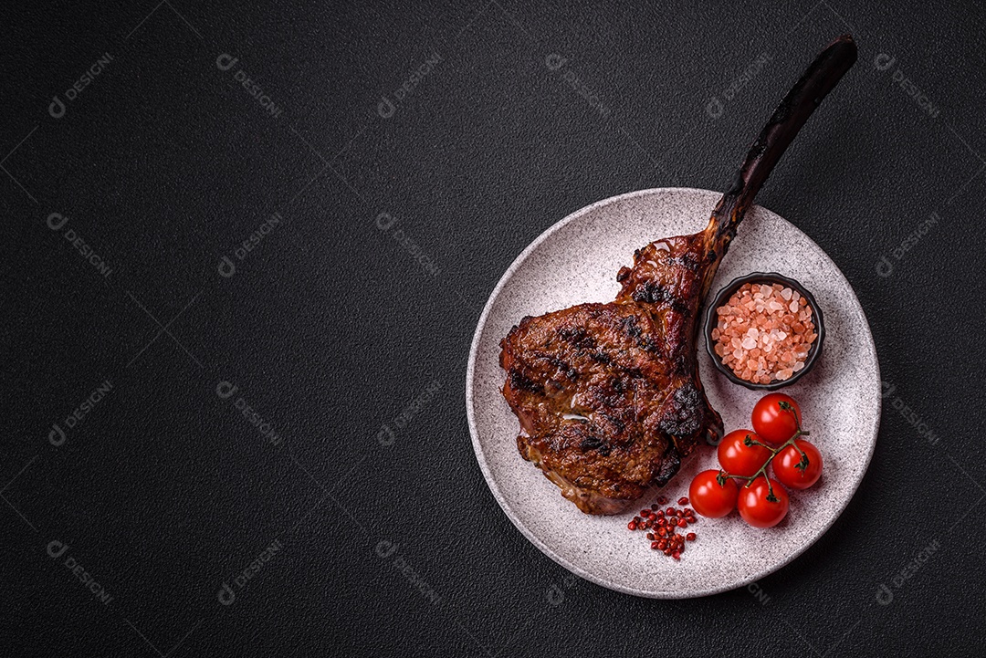 A imagem mostra um Tomahawk Steak, um corte de carne bovina reconhecível pelo seu longo osso da costela