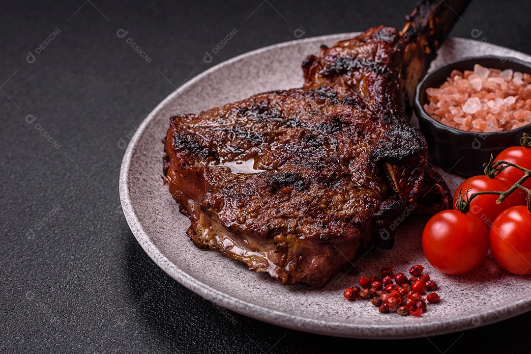 A imagem mostra um Tomahawk Steak, um corte de carne bovina reconhecível pelo seu longo osso da costela