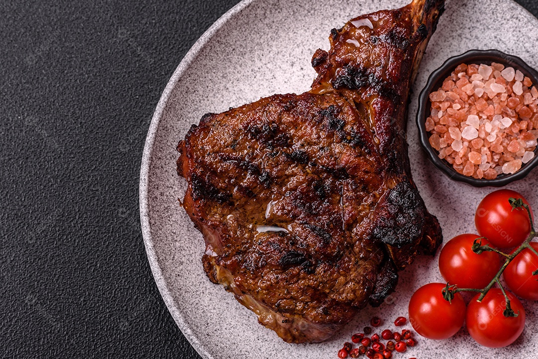 A imagem mostra um Tomahawk Steak, um corte de carne bovina reconhecível pelo seu longo osso da costela