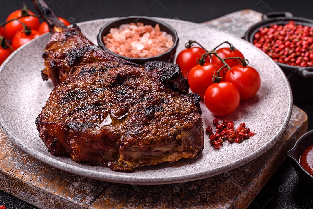 A imagem mostra um Tomahawk Steak, um corte de carne bovina reconhecível pelo seu longo osso da costela