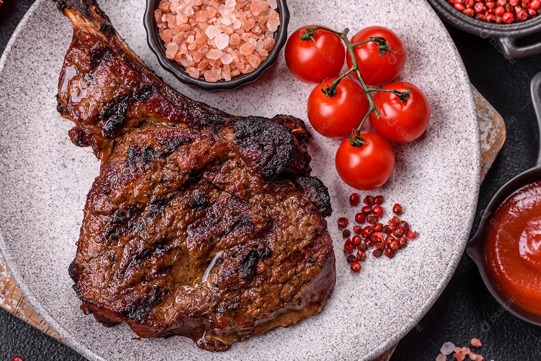 A imagem mostra um Tomahawk Steak, um corte de carne bovina reconhecível pelo seu longo osso da costela