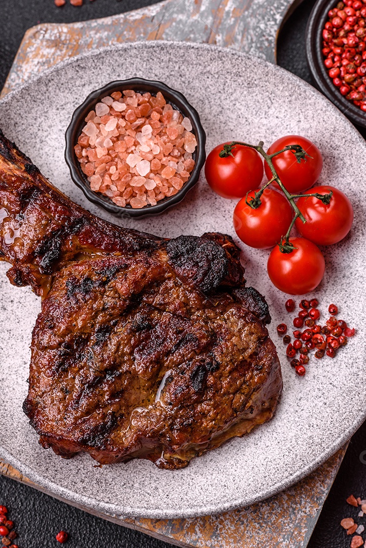A imagem mostra um Tomahawk Steak, um corte de carne bovina reconhecível pelo seu longo osso da costela