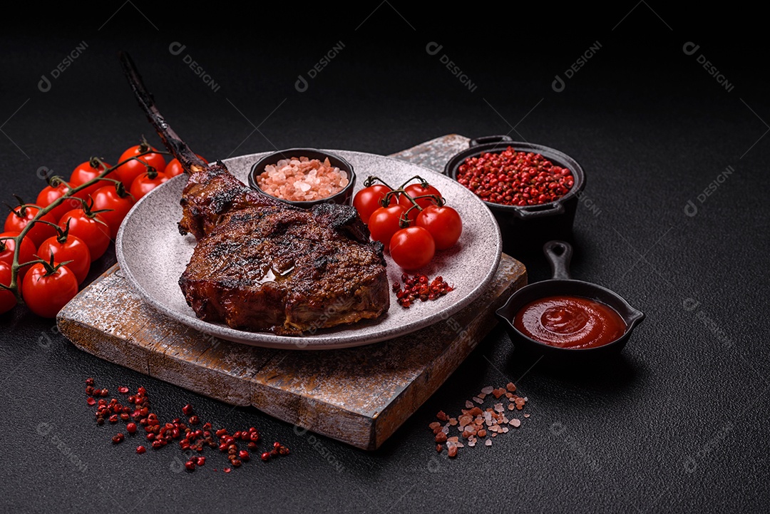 A imagem mostra um Tomahawk Steak, um corte de carne bovina reconhecível pelo seu longo osso da costela