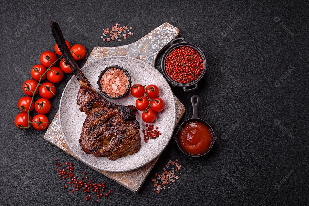 A imagem mostra um Tomahawk Steak, um corte de carne bovina reconhecível pelo seu longo osso da costela
