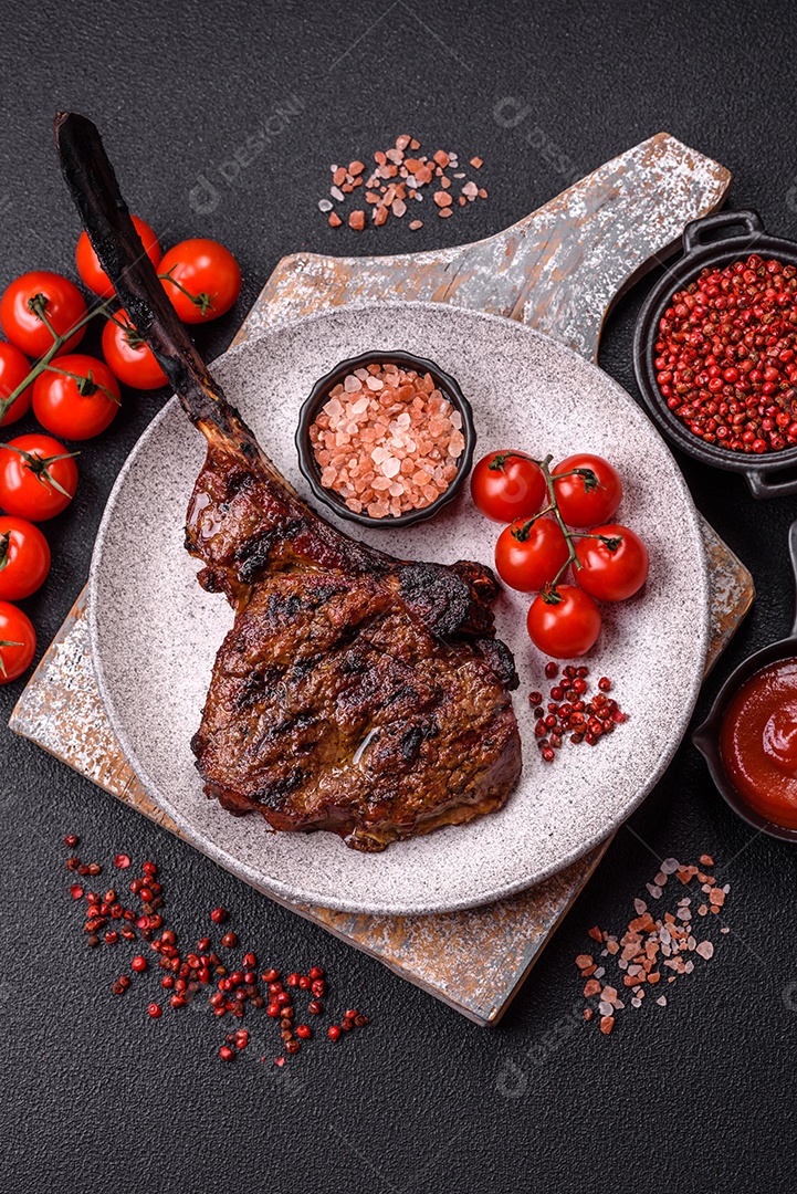 A imagem mostra um Tomahawk Steak, um corte de carne bovina reconhecível pelo seu longo osso da costela