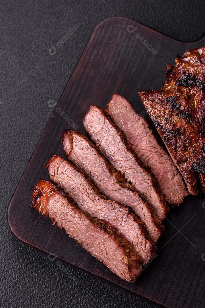 A imagem mostra um lombo suíno assado e fatiado.