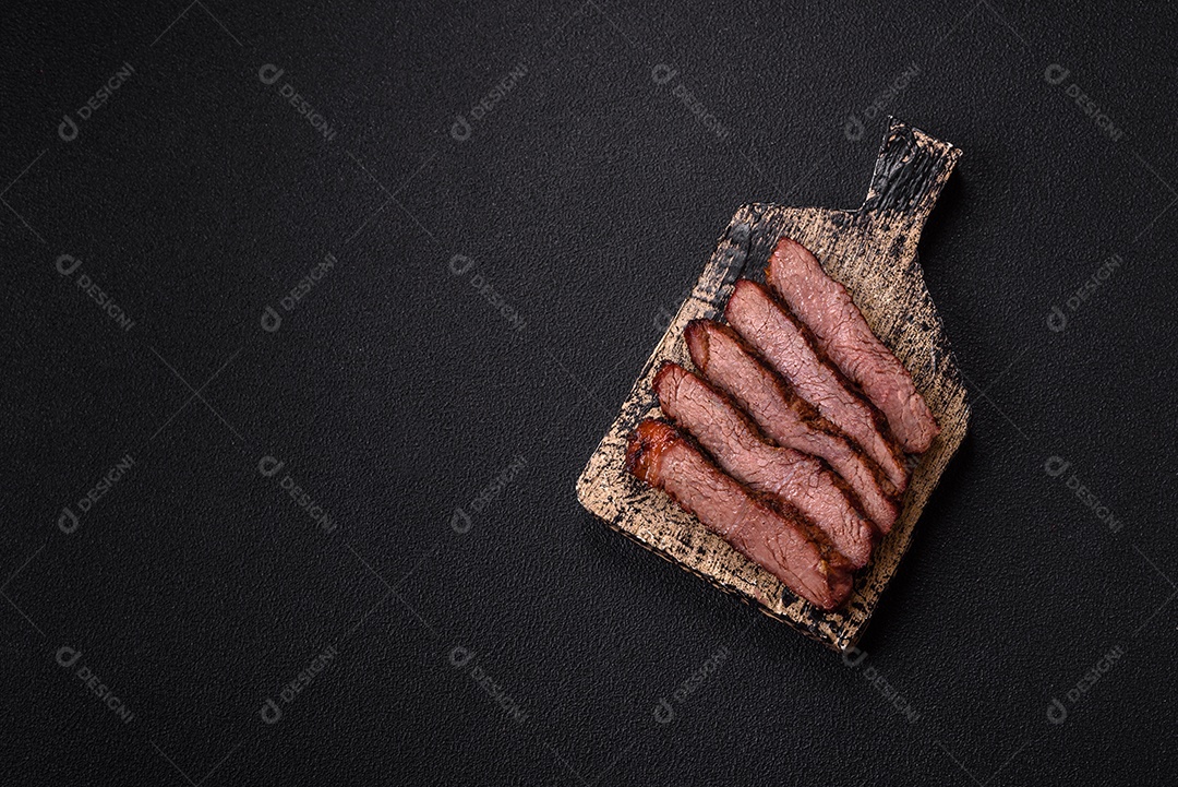 A imagem mostra um lombo suíno assado e fatiado.