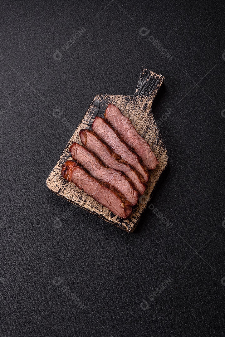 A imagem mostra um lombo suíno assado e fatiado.