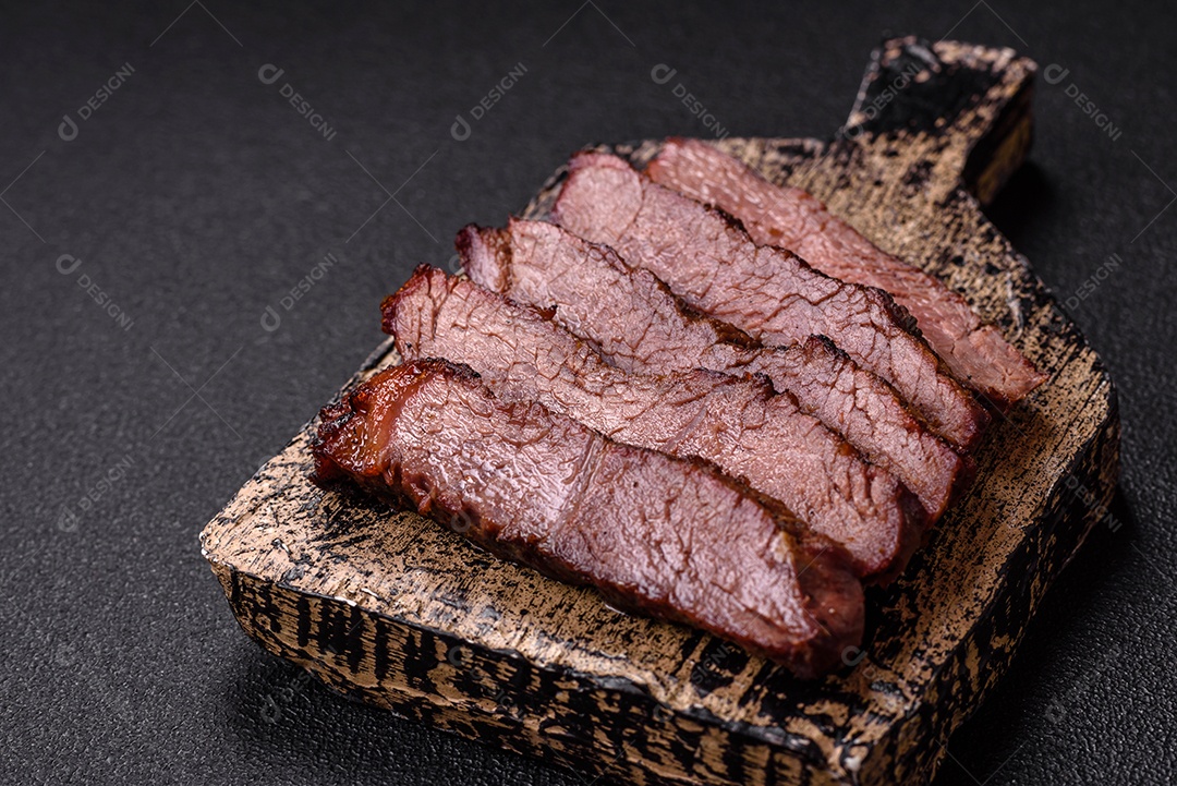 A imagem mostra um lombo suíno assado e fatiado.