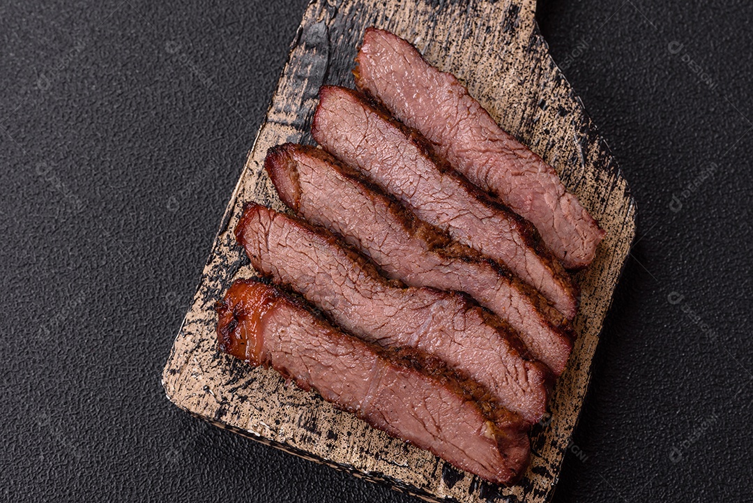 A imagem mostra um lombo suíno assado e fatiado.