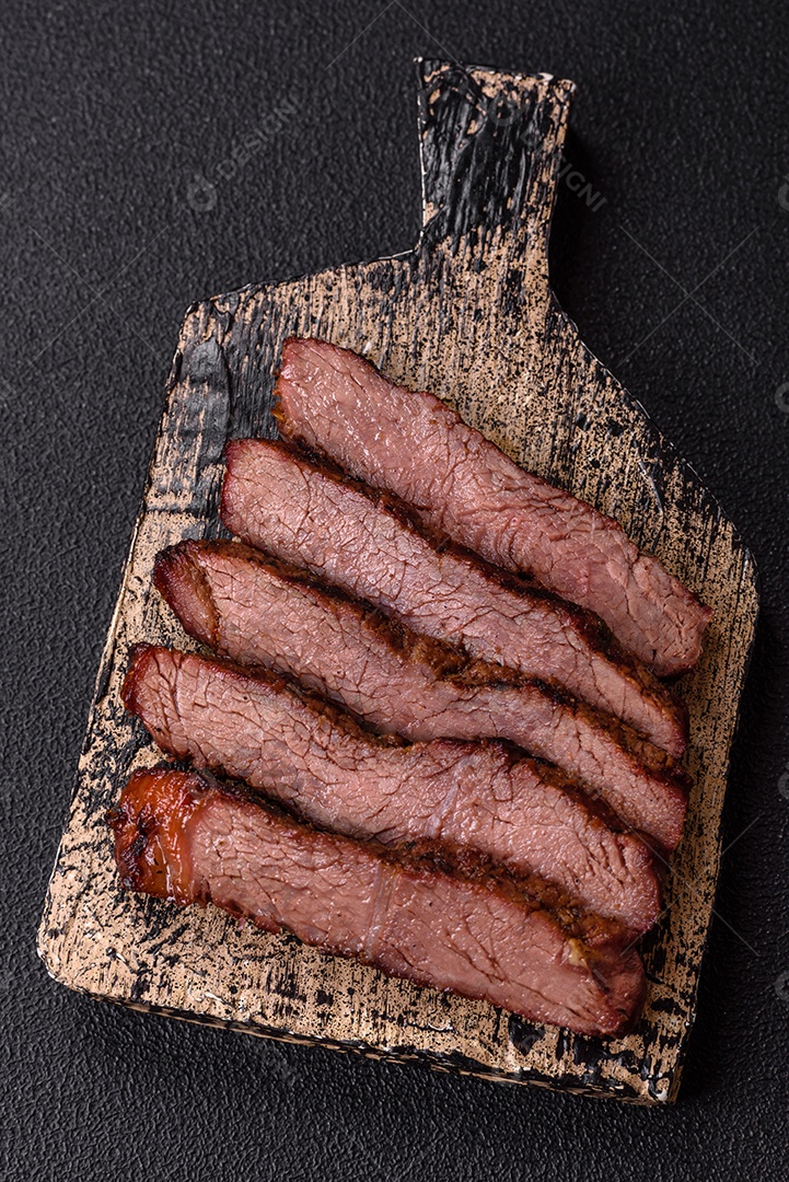 A imagem mostra um lombo suíno assado e fatiado.